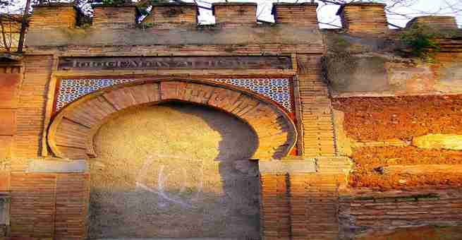 أحد أبواب مدينة غرناطة القديمة