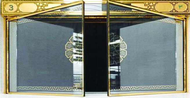 تركيب حلية ذهبية لأبواب الحرم الزجاجية