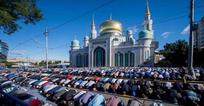 بالفيديو | مسلمو موسكو يؤدون صلاة عيد الفطر المبارك