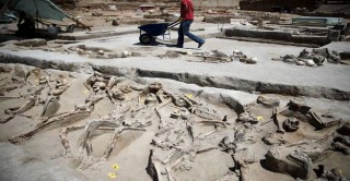 بالصور | اكتشاف مقبرة جماعية تضم 1500 هيكل عظمي فى أثينا 
