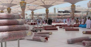 فرش 16 ألف سجادة للمصلين بالمسجد النبوي في شهر رمضان 