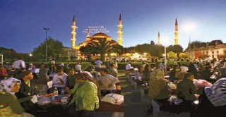 مسن تركي يدخر من معاشه لإطعام الفقراء في رمضان 