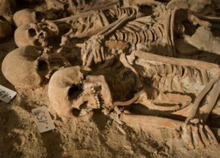 بالصور| اكتشاف مقبرة جماعية أسفل سوبر ماركت في فرنسا 