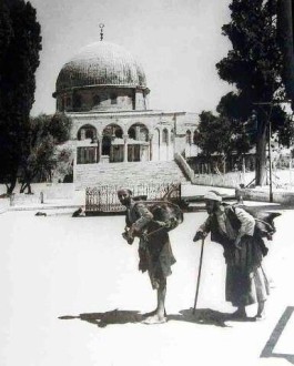 أمام قبة الصخرة - القدس 1900 تقريبا