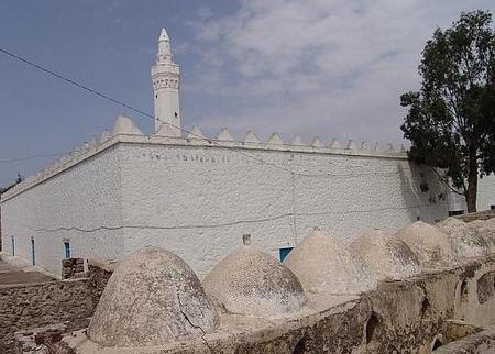 اكتشاف معالم أثرية جديدة داخل أول مسجد بني في اليمن