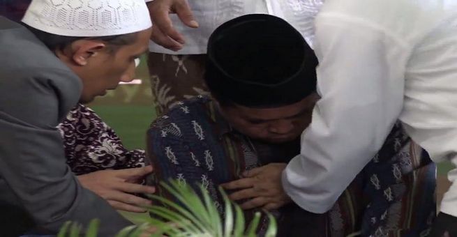شاهد بالفيديو | قارئ إندونيسي فارق الحياة بعد تلاوة هذه الآية