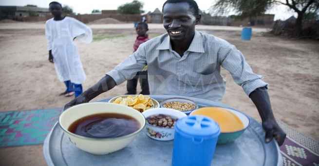 في السودان .. يقطعون الطريق لإفطار الصائمين في رمضان