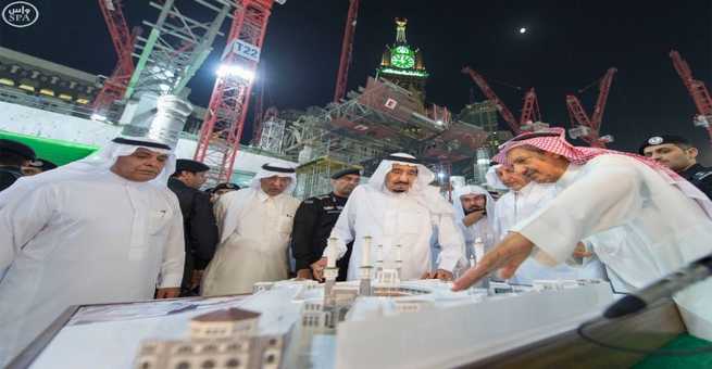 الملك سلمان يغسل الكعبة ويطلع على مشاريع توسعة الحرم