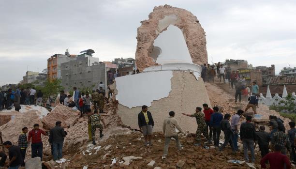 انهيار برج داراهارا التاريخي فى زلزال نيبال