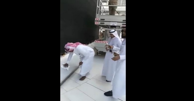 بالفيديو| غسل الكعبة من آثار حادثة البنزين