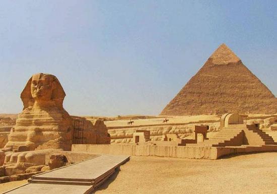 عالم مصريات يكشف حقيقة فيلم الأهرامات الإباحي