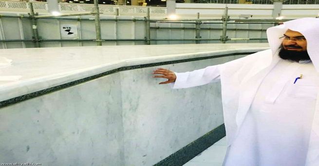 الانتهاء من استبدال رخام الشاذروان في الكعبة