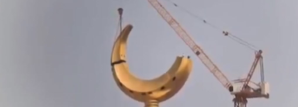 فيديو | تركيب الهلال على أكبر ساعة في العالم بمكة