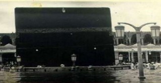 صورة نادرة | الحرم المكي قبل 75 عاما ومياه السيول تحيط به 