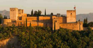 صورة فائقة الجودة لقصر الحمراء في غرناطة