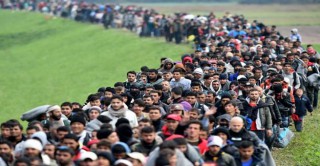 هجمات باريس .. ولايات أميركية تعلق قبول اللاجئين السوريين