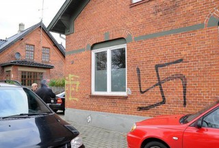 رسم صليب معقوف على جدران مسجد في كوبنهاجن 