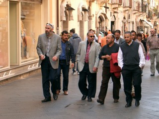 صورة نادرة للمؤرخ الإسلامي راغب السرجاني يسير في إيطاليا 
