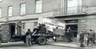 صورة جهاز كمبيوتر من عام 1950 