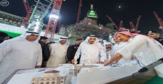 الملك سلمان يغسل الكعبة ويطلع على مشاريع توسعة الحرم