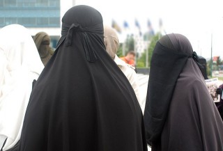 البرلمان الاسترالى يلغي قرار منع المنقبات من التجول بمبناه