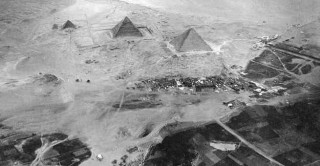 صورة أهرامات الجيزة من الجو عام 1904 