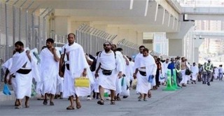 بالفيديو | حارس بالحرم المكى يدلك قدم معتمر