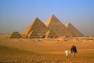 وزير الآثار يعترف: الفيلم الإباحي تم تصويره في الأهرامات