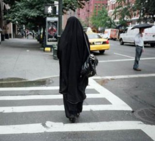 قانون يحظر الحجاب لمعلمات رياض الأطفال في فرنسا 