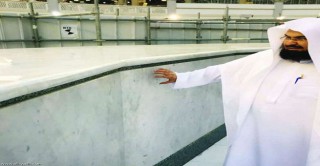 الانتهاء من استبدال رخام الشاذروان في الكعبة
