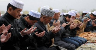 ملايين المسلمين ممنوعون من الصوم والصلاة