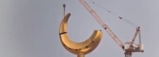 فيديو | تركيب الهلال على أكبر ساعة في العالم بمكة 