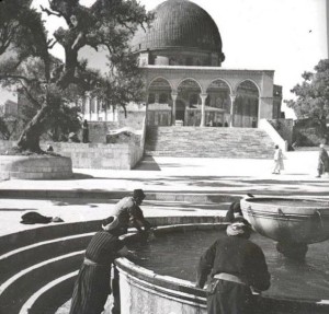 أمام قبة الصخرة في القدس عام 1898