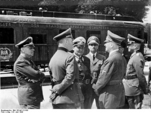 القوات النازية بجوار أشهر عربة قطار في التاريخ عام 1940